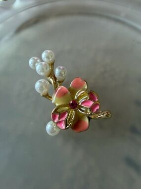 Flower Brooch, gold tone
